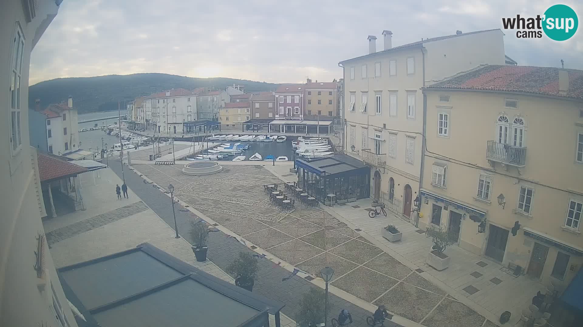 Web kamera Grad Cres – glavni trg i “mandrač” – otok Cres