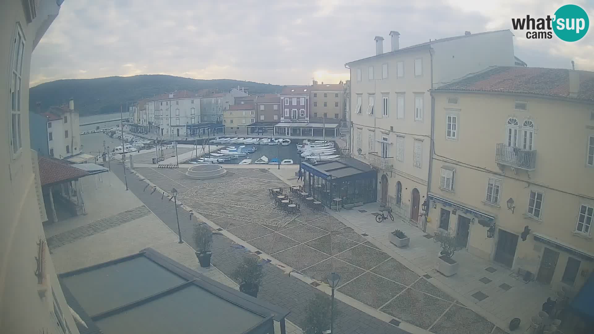 Web kamera Grad Cres – glavni trg i “mandrač” – otok Cres