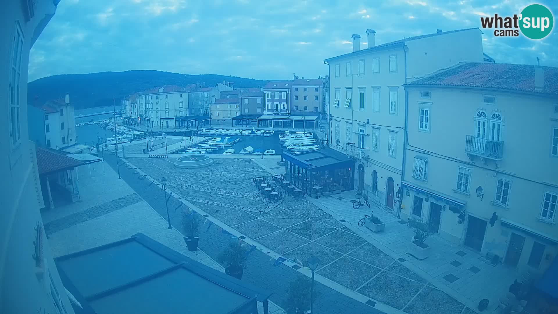 Web kamera Grad Cres – glavni trg i “mandrač” – otok Cres