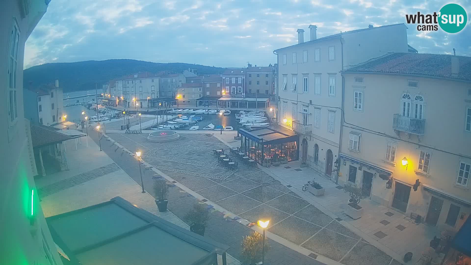 Cámara en vivo ciudad de Cres – plaza principal y “mandrač” – isla de Cres – Croacia