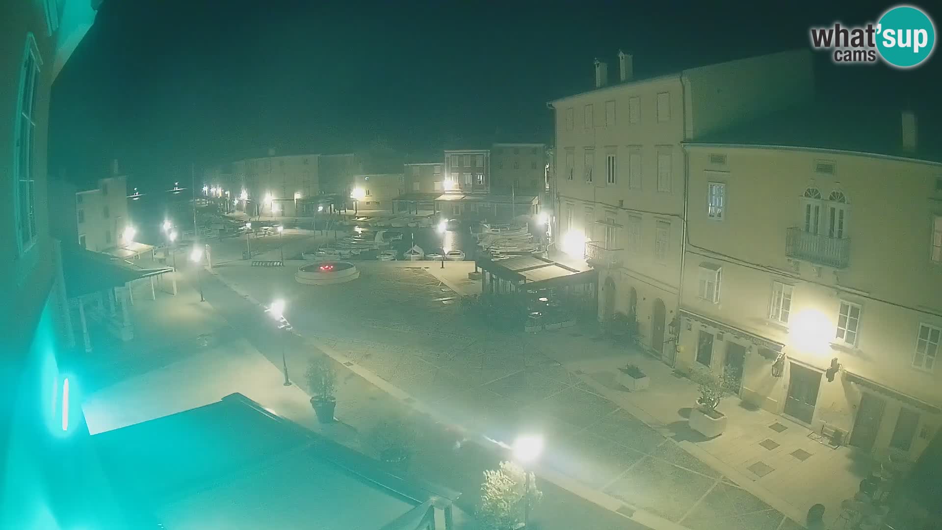 Web kamera Grad Cres – glavni trg i “mandrač” – otok Cres