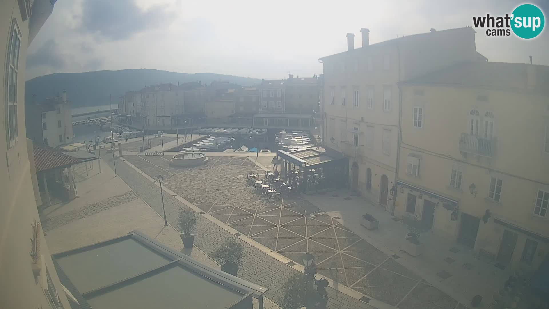 LIVE cam Cres city – place principale et “mandrač” – île de Cres – Croatie