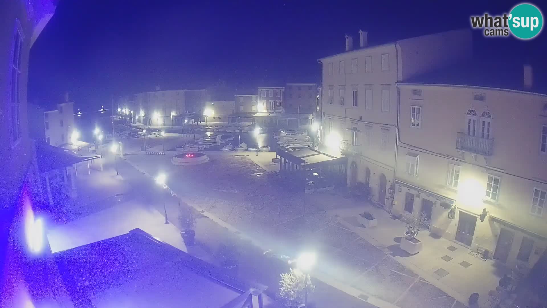 Web kamera Grad Cres – glavni trg i “mandrač” – otok Cres