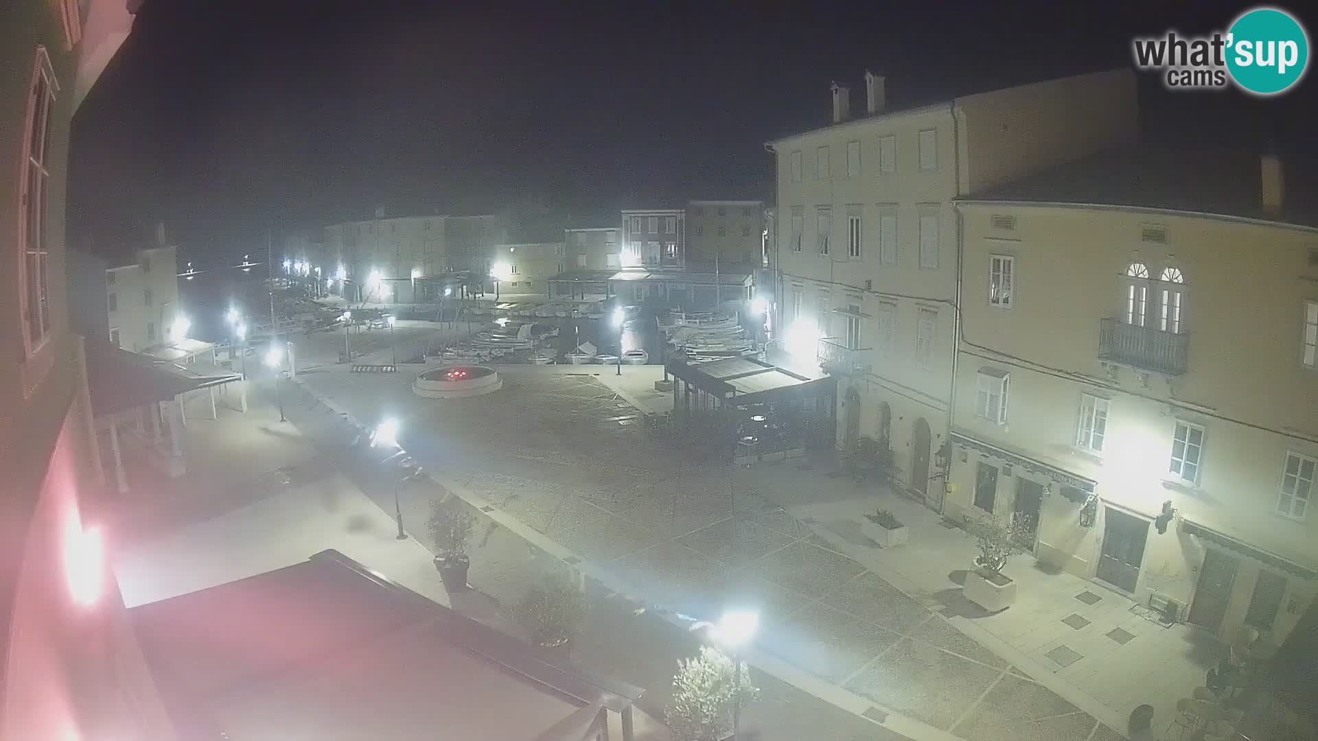 Web kamera Grad Cres – glavni trg i “mandrač” – otok Cres