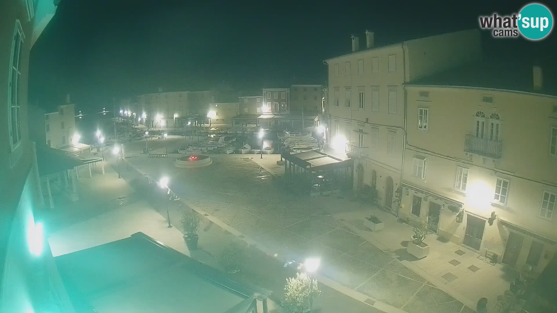 V ŽIVO spletna kamera Cres mesto – glavni trg in “mandrač” – otok Cres – Hrvaška