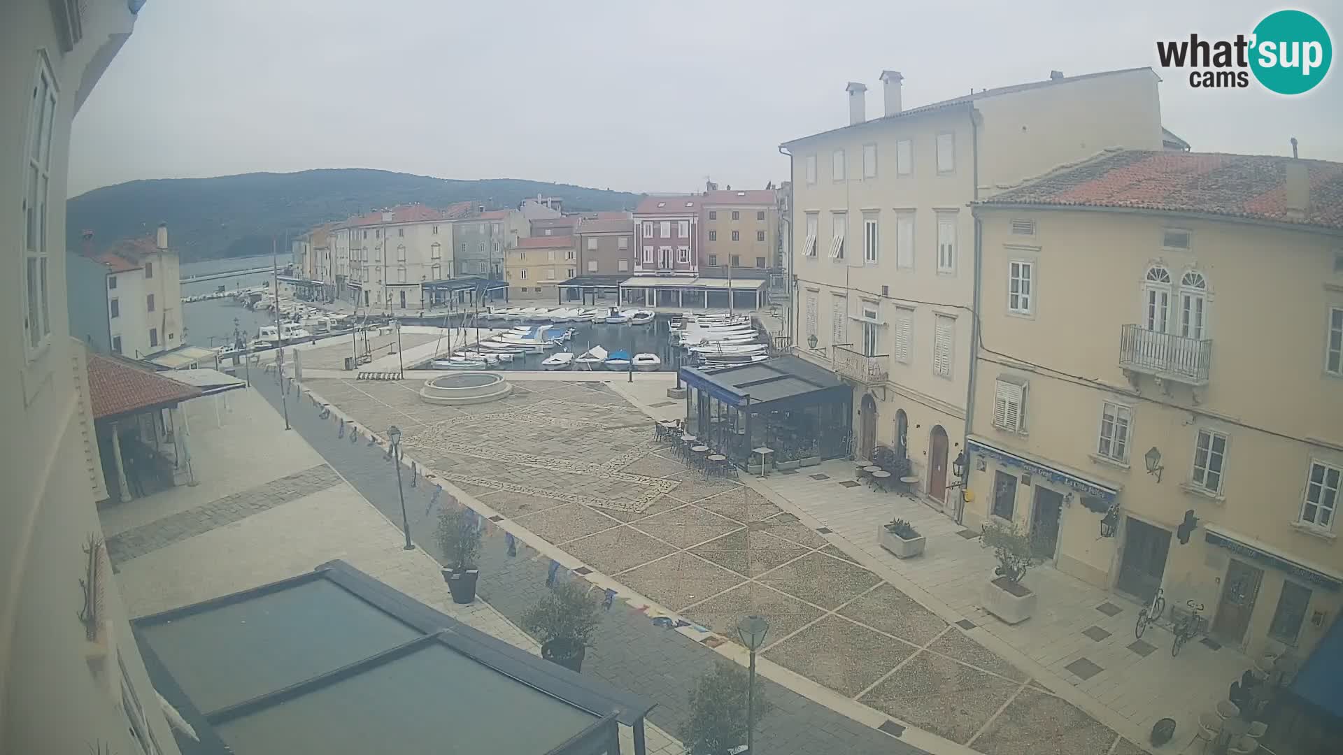 Cámara en vivo ciudad de Cres – plaza principal y “mandrač” – isla de Cres – Croacia