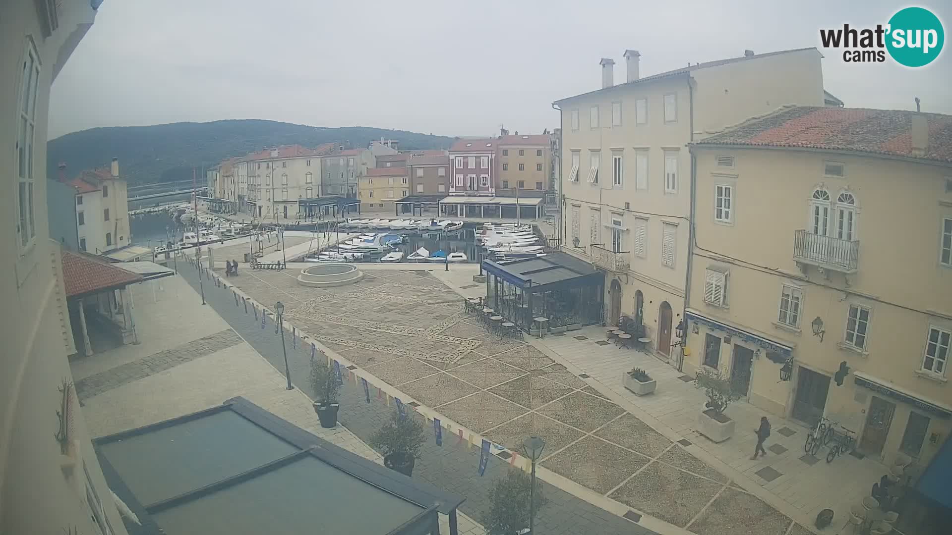 Cámara en vivo ciudad de Cres – plaza principal y “mandrač” – isla de Cres – Croacia