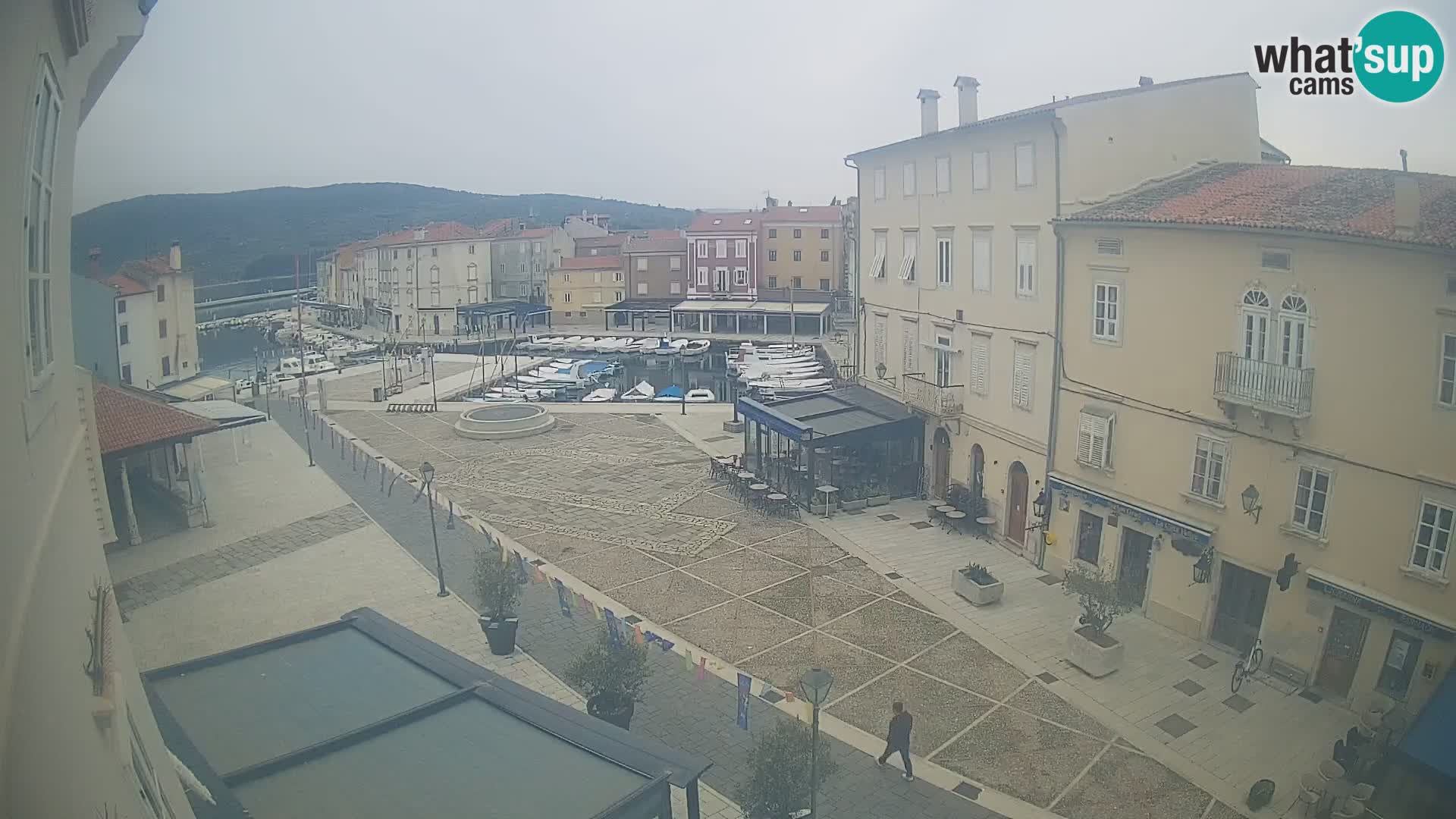 Cámara en vivo ciudad de Cres – plaza principal y “mandrač” – isla de Cres – Croacia