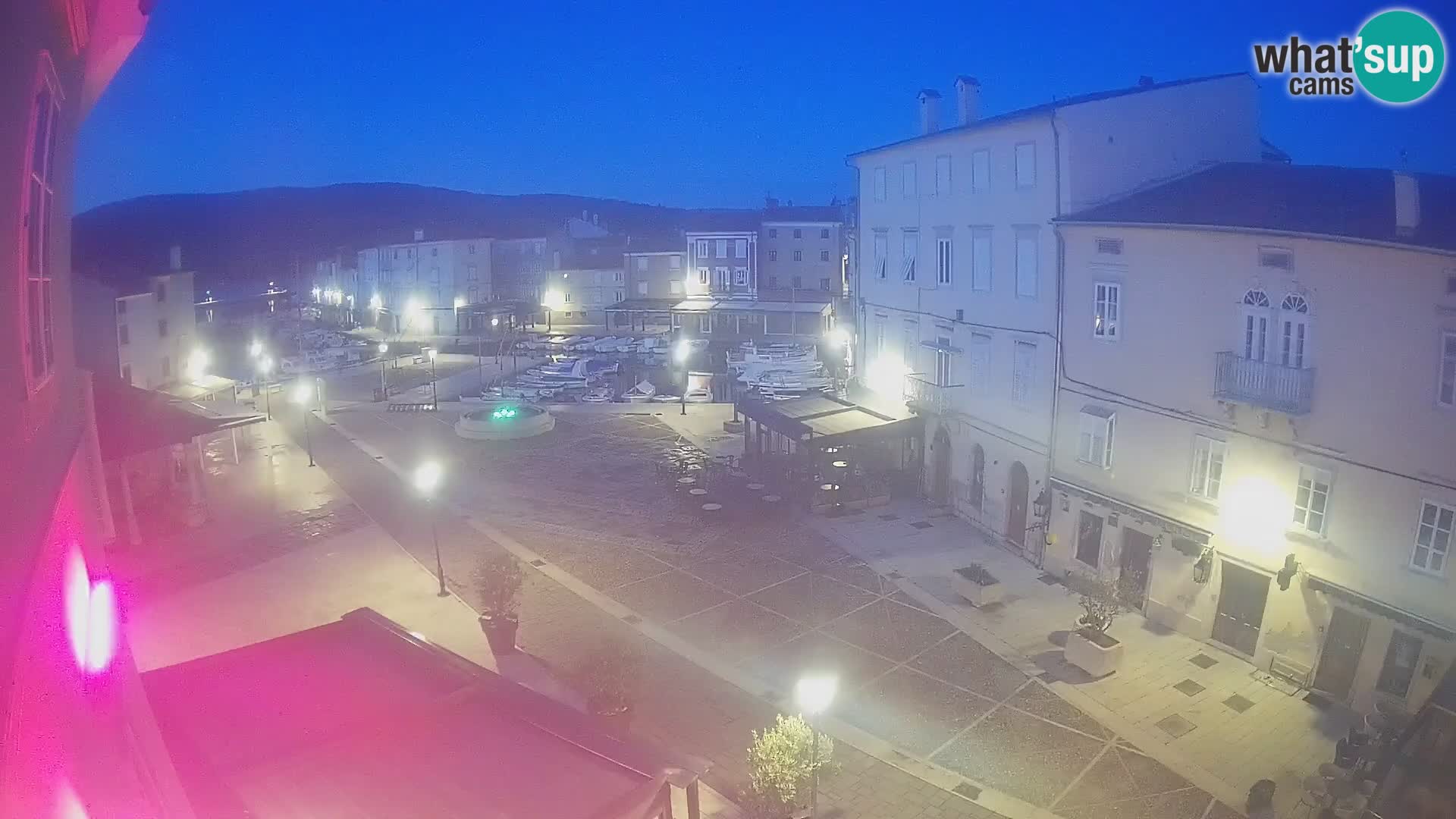 V ŽIVO spletna kamera Cres mesto – glavni trg in “mandrač” – otok Cres – Hrvaška