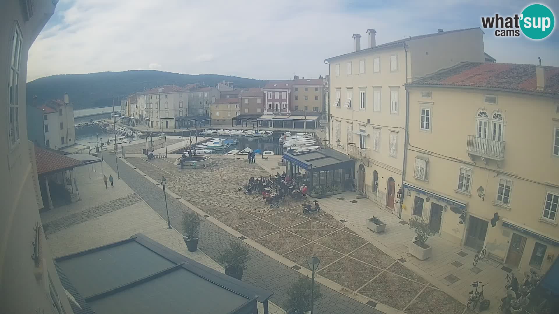 LIVE cam Cres city – place principale et “mandrač” – île de Cres – Croatie
