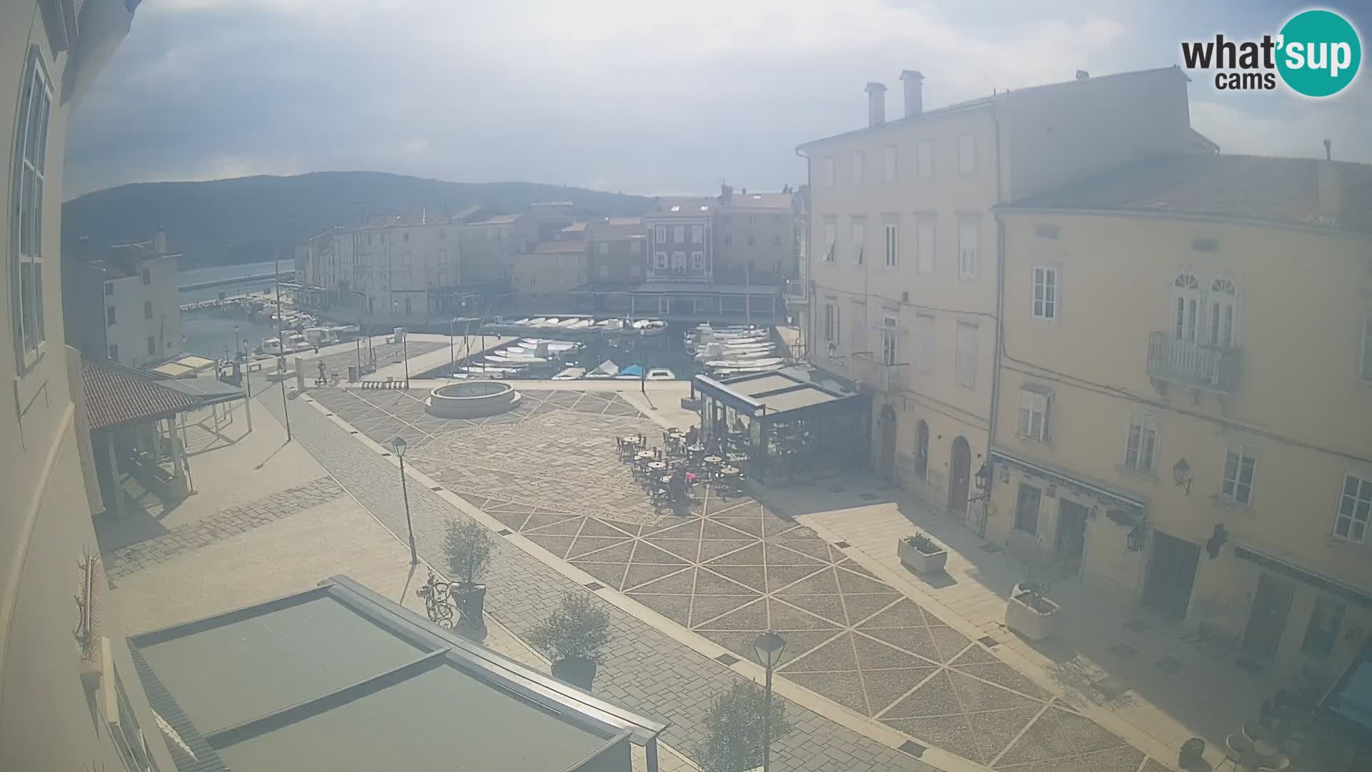 V ŽIVO spletna kamera Cres mesto – glavni trg in “mandrač” – otok Cres – Hrvaška