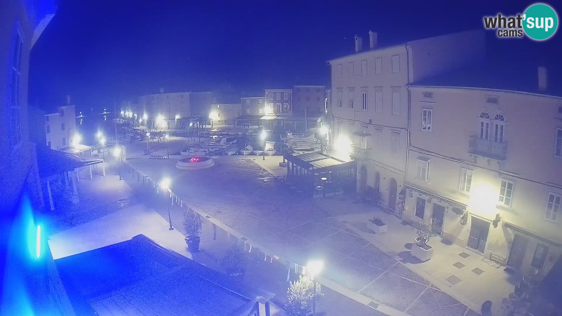 V ŽIVO spletna kamera Cres mesto – glavni trg in “mandrač” – otok Cres – Hrvaška