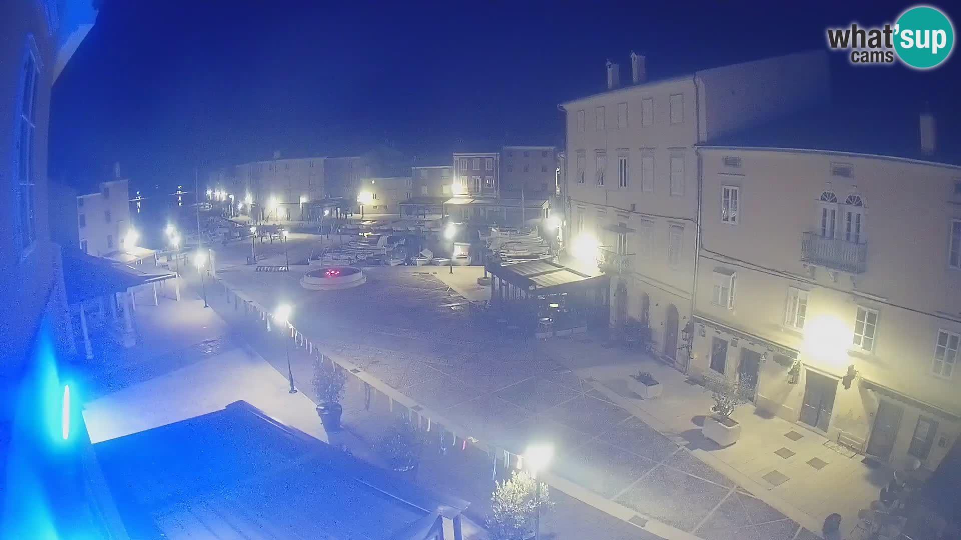 V ŽIVO spletna kamera Cres mesto – glavni trg in “mandrač” – otok Cres – Hrvaška