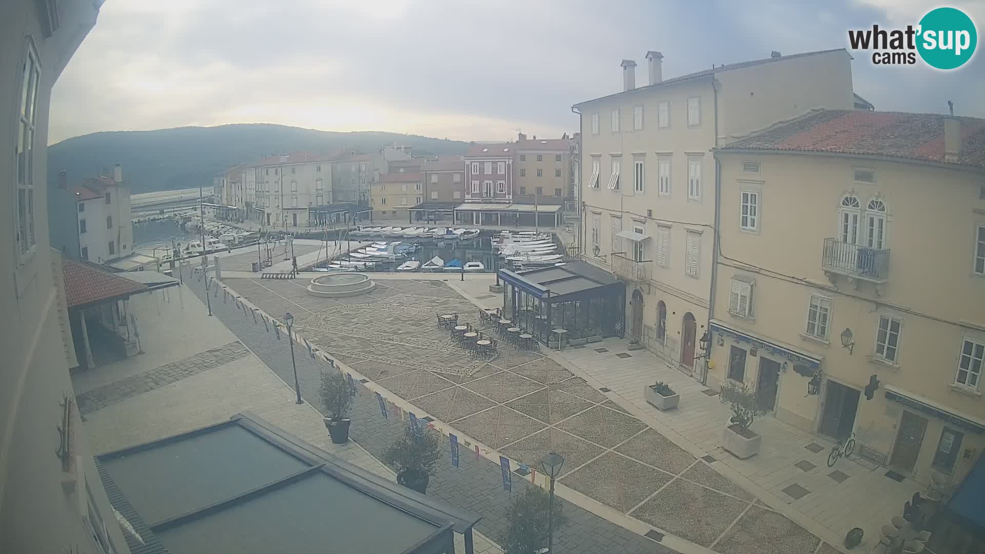 LIVE cam Cres città – piazza principale e “mandrač” – isola di Cherso – Croazia
