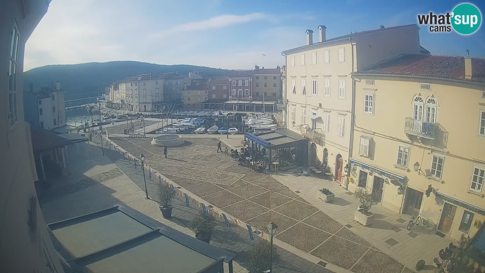 LIVE cam Cres city – place principale et “mandrač” – île de Cres – Croatie