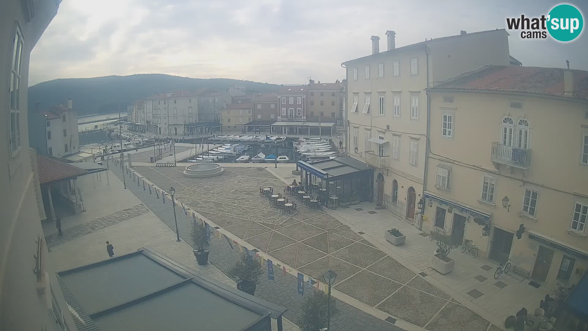 Cámara en vivo ciudad de Cres – plaza principal y “mandrač” – isla de Cres – Croacia