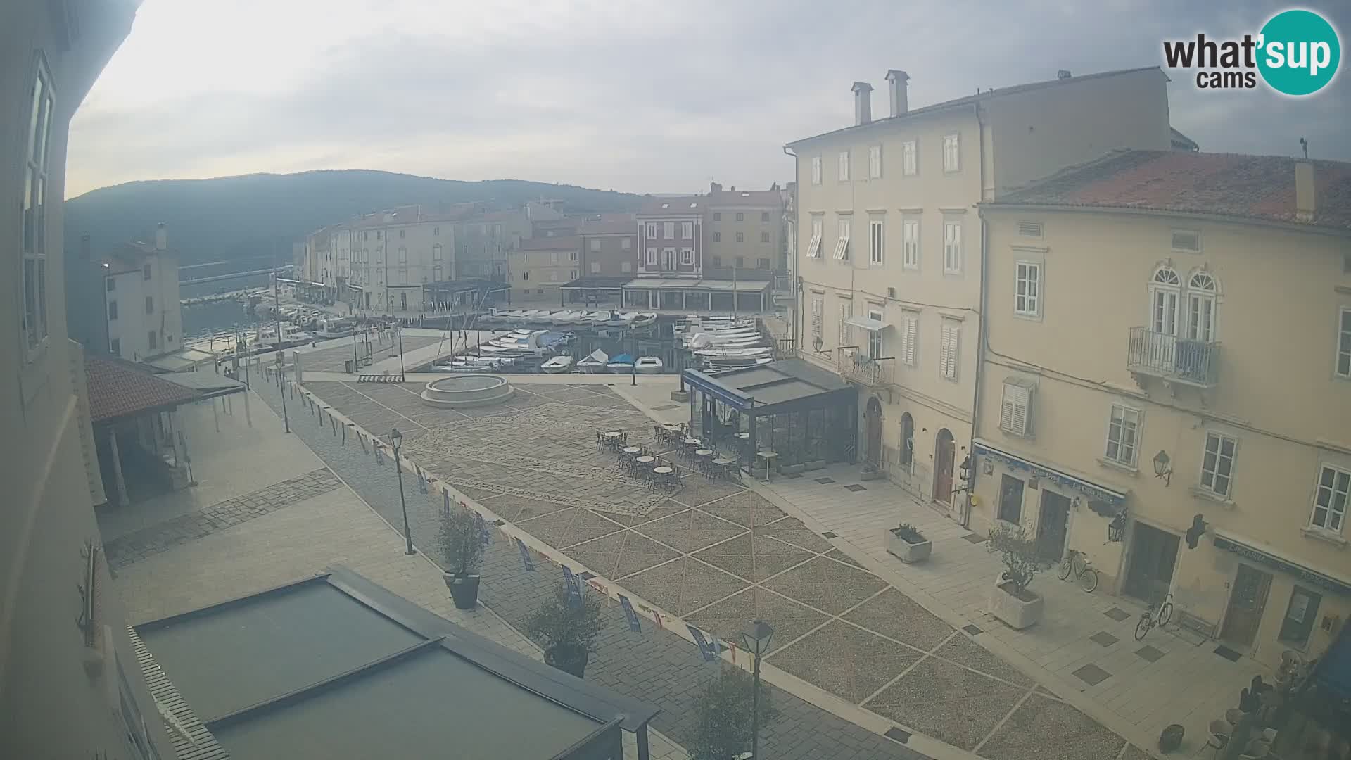 Cámara en vivo ciudad de Cres – plaza principal y “mandrač” – isla de Cres – Croacia