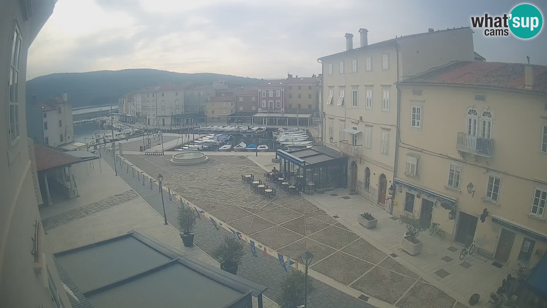 Web kamera Grad Cres – glavni trg i “mandrač” – otok Cres