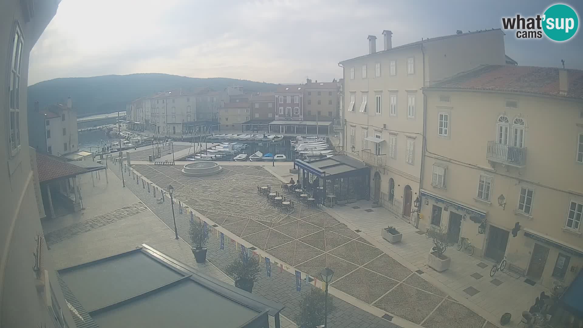 LIVE cam Cres city – place principale et “mandrač” – île de Cres – Croatie
