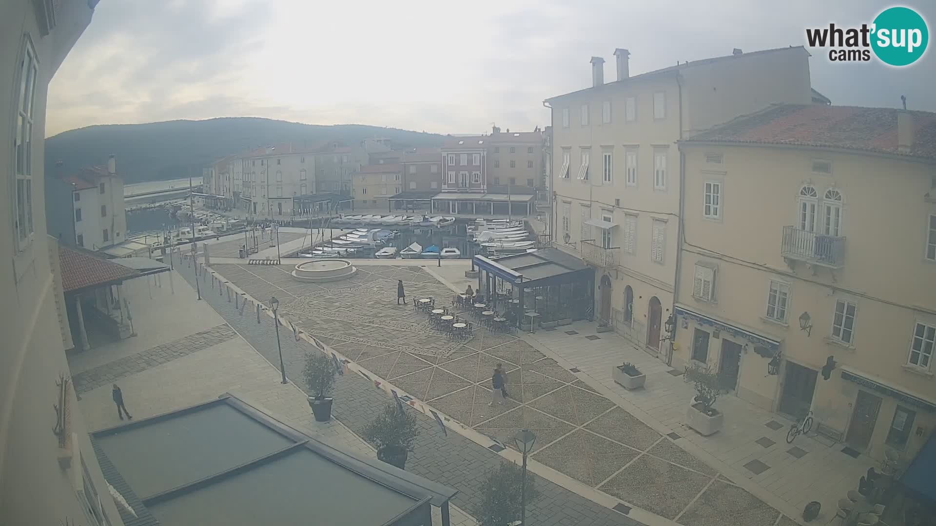 LIVE cam Cres city – place principale et “mandrač” – île de Cres – Croatie