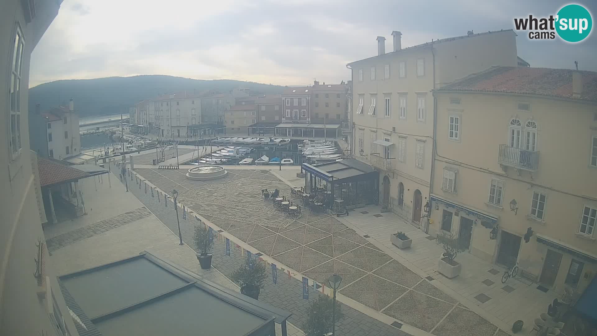 Cámara en vivo ciudad de Cres – plaza principal y “mandrač” – isla de Cres – Croacia