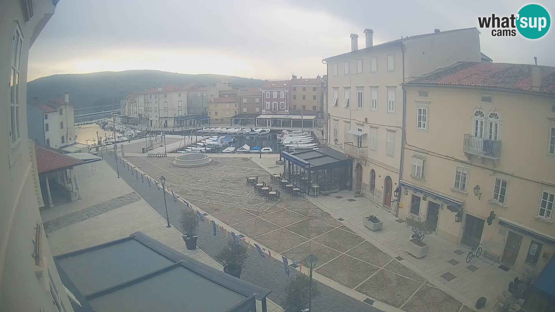 LIVE cam Cres city – place principale et “mandrač” – île de Cres – Croatie