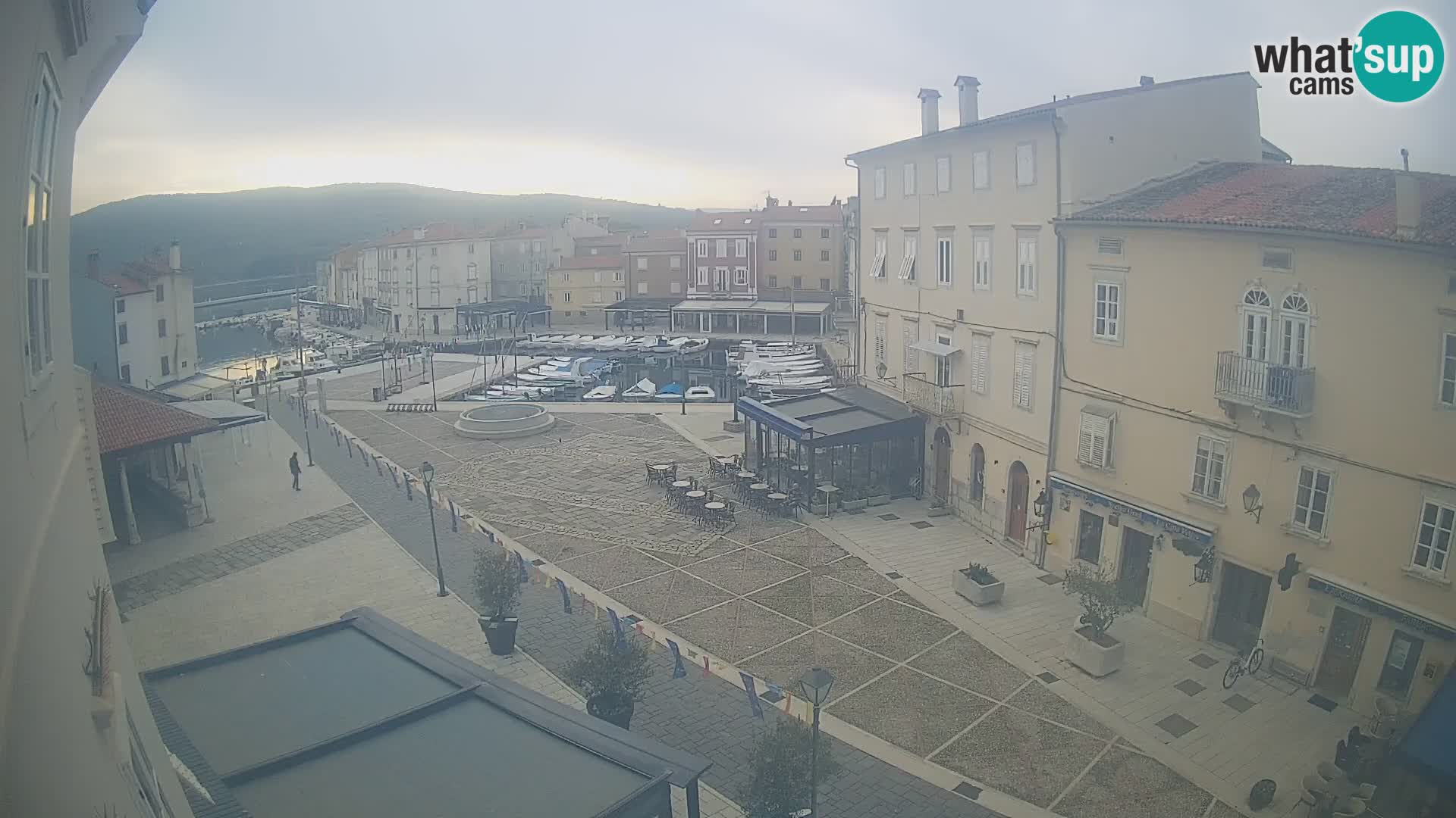 Web kamera Grad Cres – glavni trg i “mandrač” – otok Cres