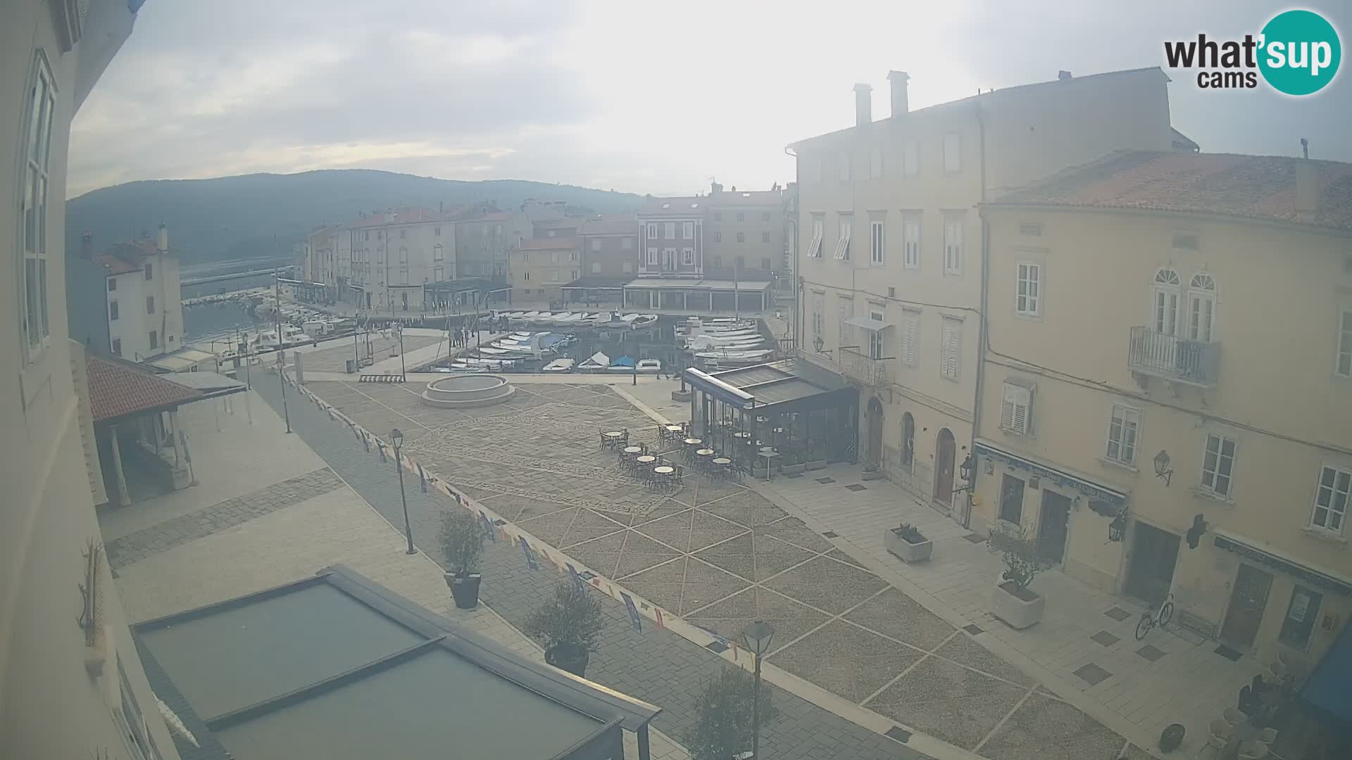 LIVE cam Cres city – place principale et “mandrač” – île de Cres – Croatie
