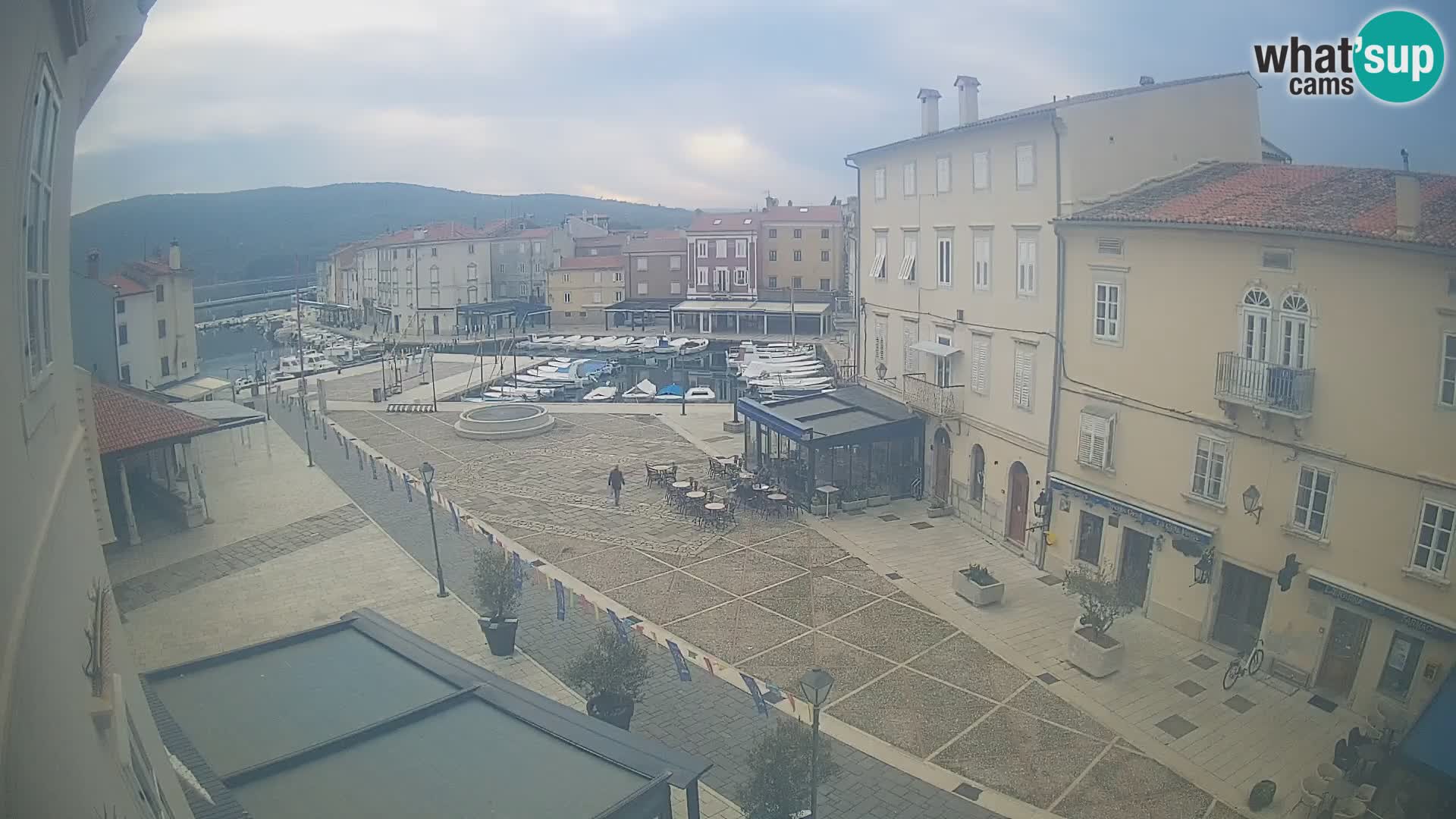LIVE cam Cres city – place principale et “mandrač” – île de Cres – Croatie