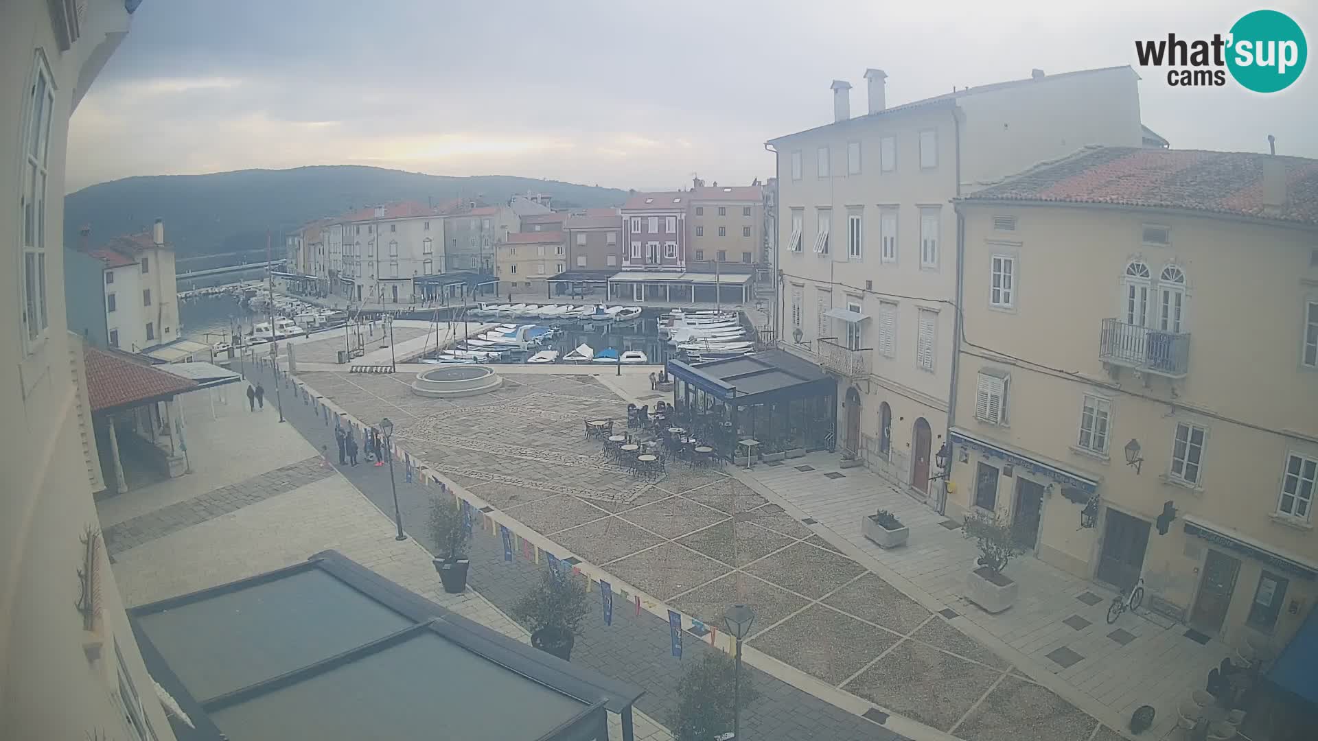 Web kamera Grad Cres – glavni trg i “mandrač” – otok Cres