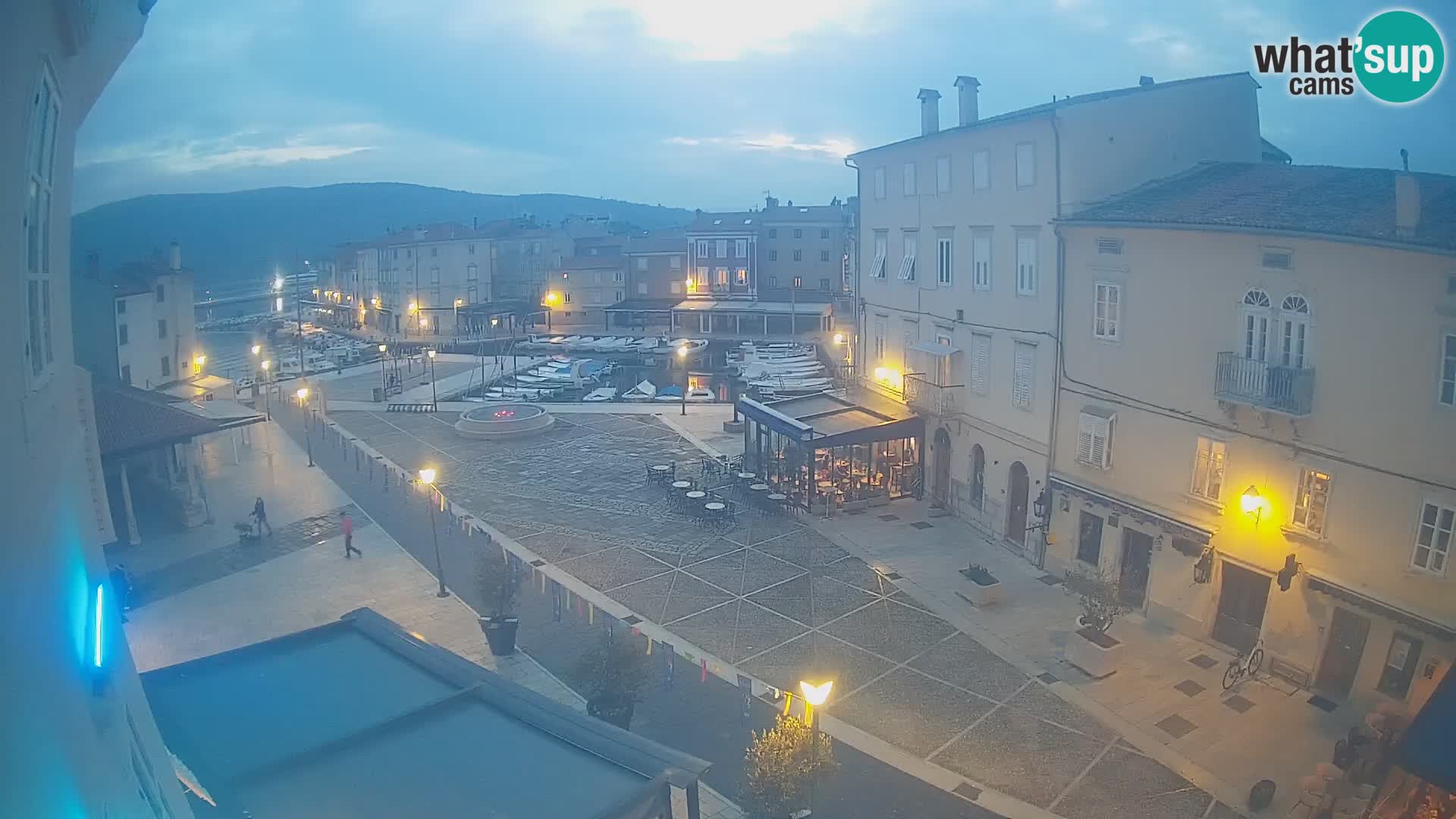 V ŽIVO spletna kamera Cres mesto – glavni trg in “mandrač” – otok Cres – Hrvaška