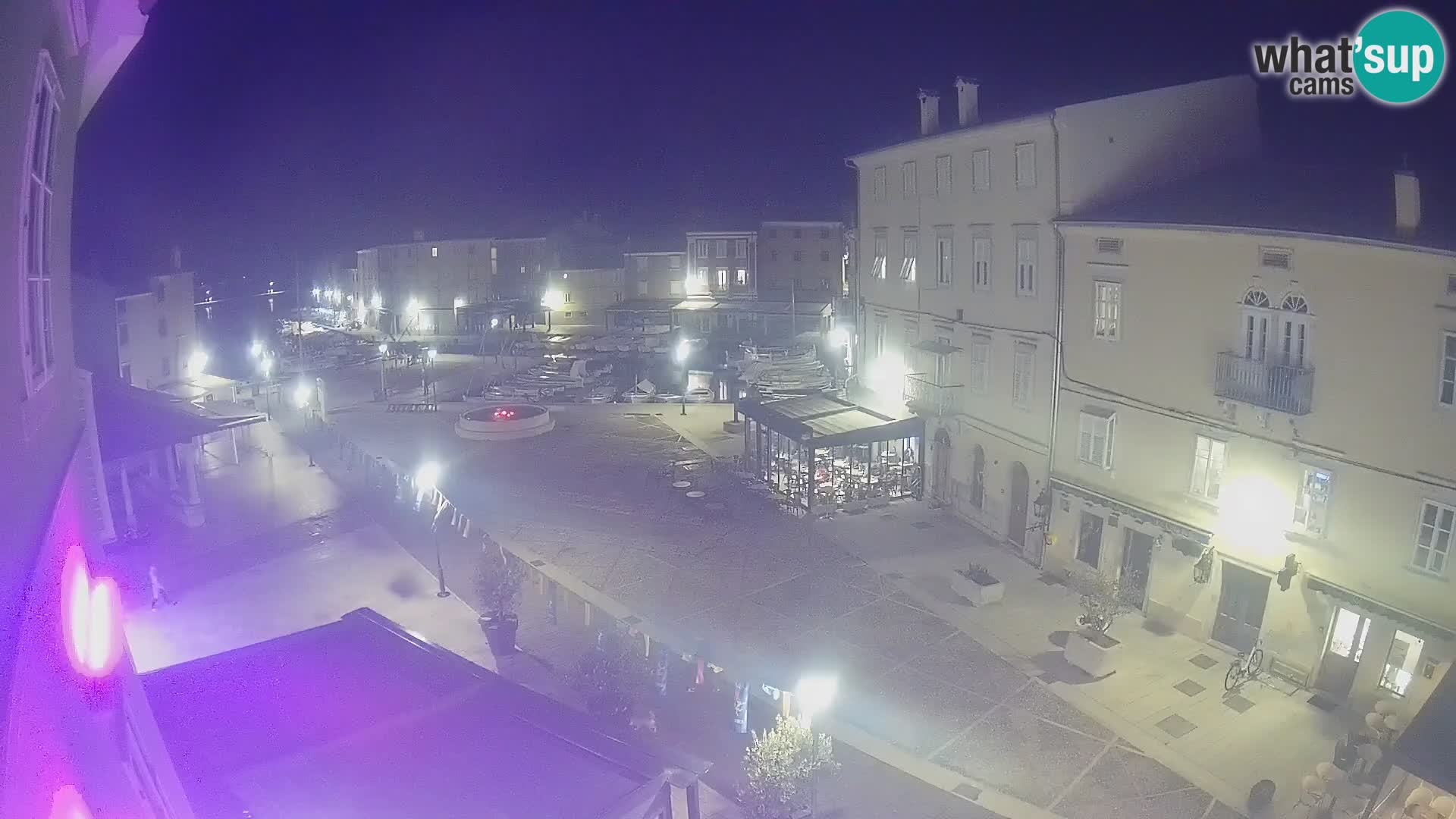 Web kamera Grad Cres – glavni trg i “mandrač” – otok Cres