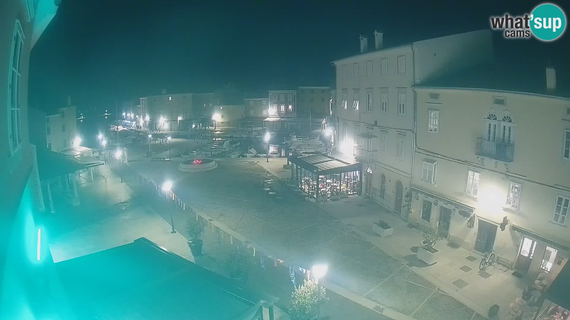 V ŽIVO spletna kamera Cres mesto – glavni trg in “mandrač” – otok Cres – Hrvaška