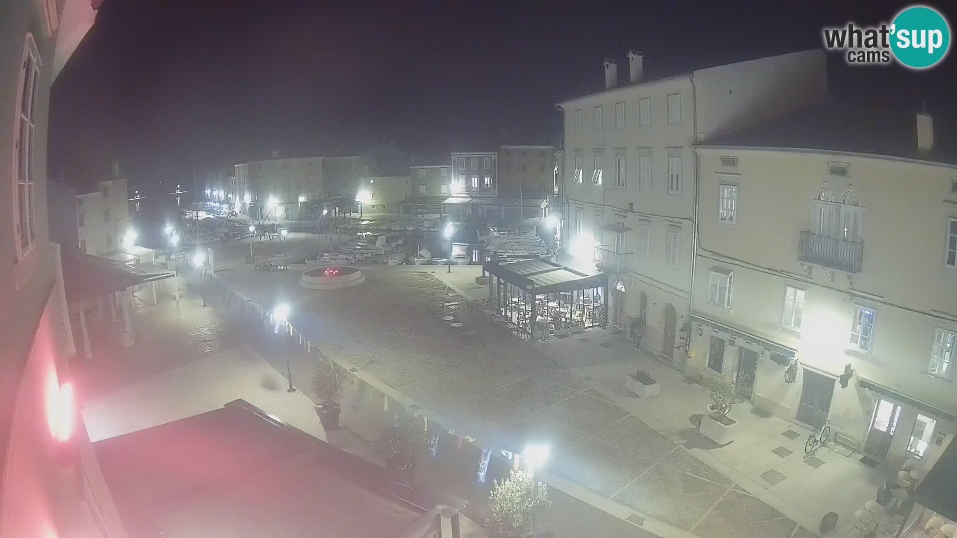 Web kamera Grad Cres – glavni trg i “mandrač” – otok Cres