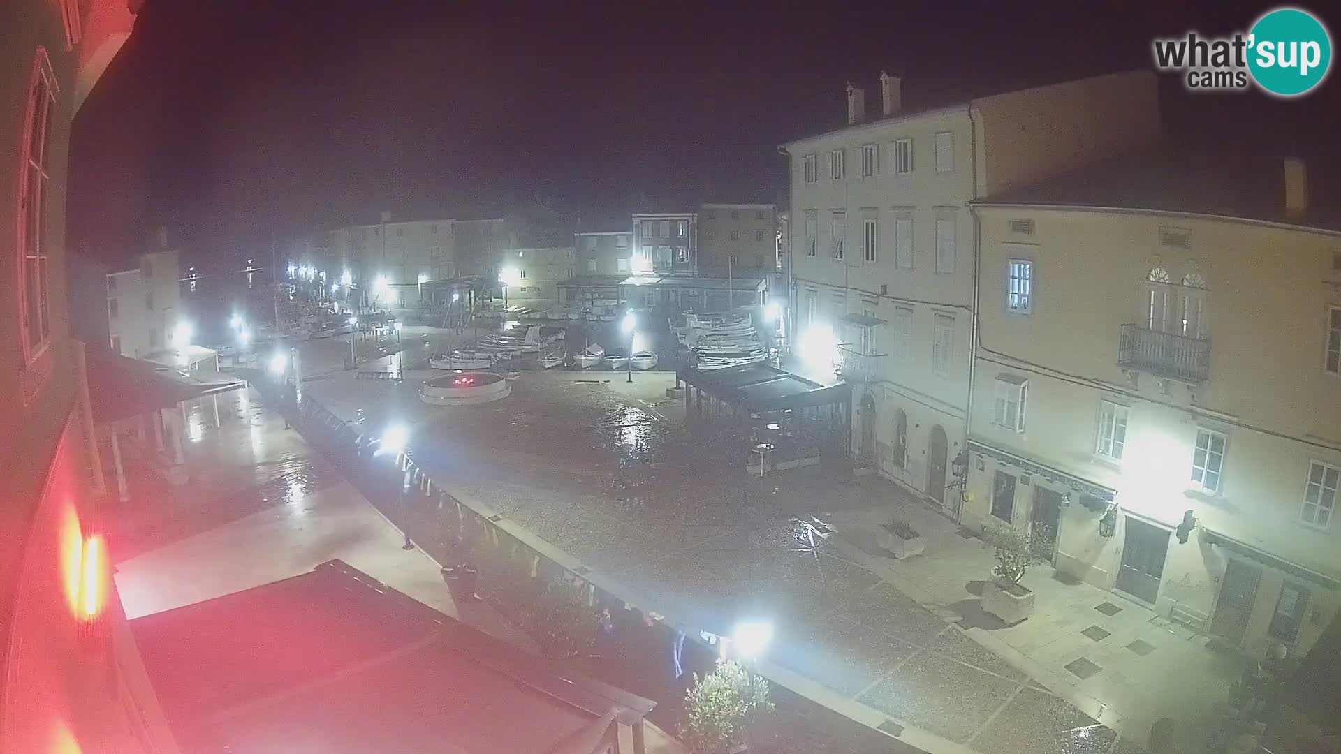 V ŽIVO spletna kamera Cres mesto – glavni trg in “mandrač” – otok Cres – Hrvaška