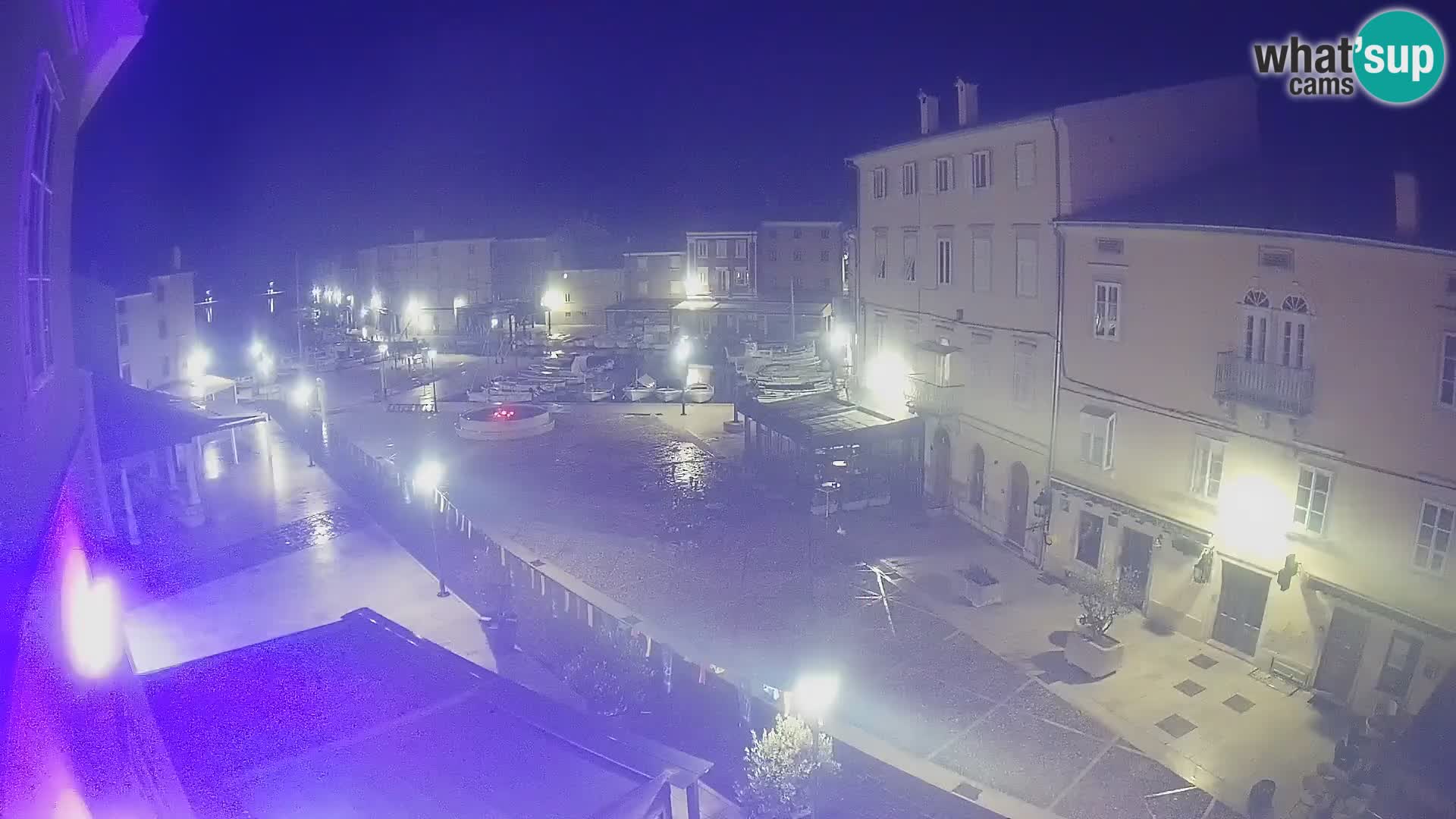 V ŽIVO spletna kamera Cres mesto – glavni trg in “mandrač” – otok Cres – Hrvaška