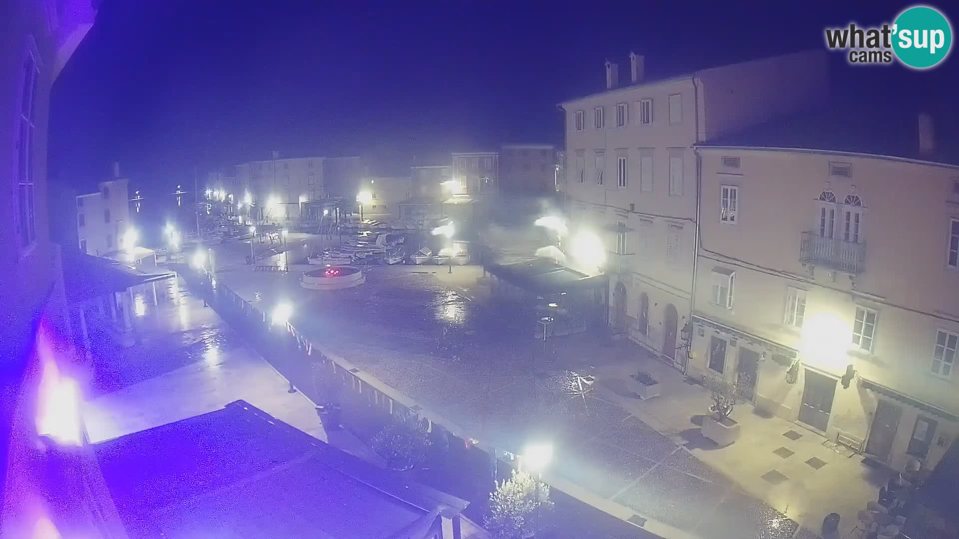 Web kamera Grad Cres – glavni trg i “mandrač” – otok Cres