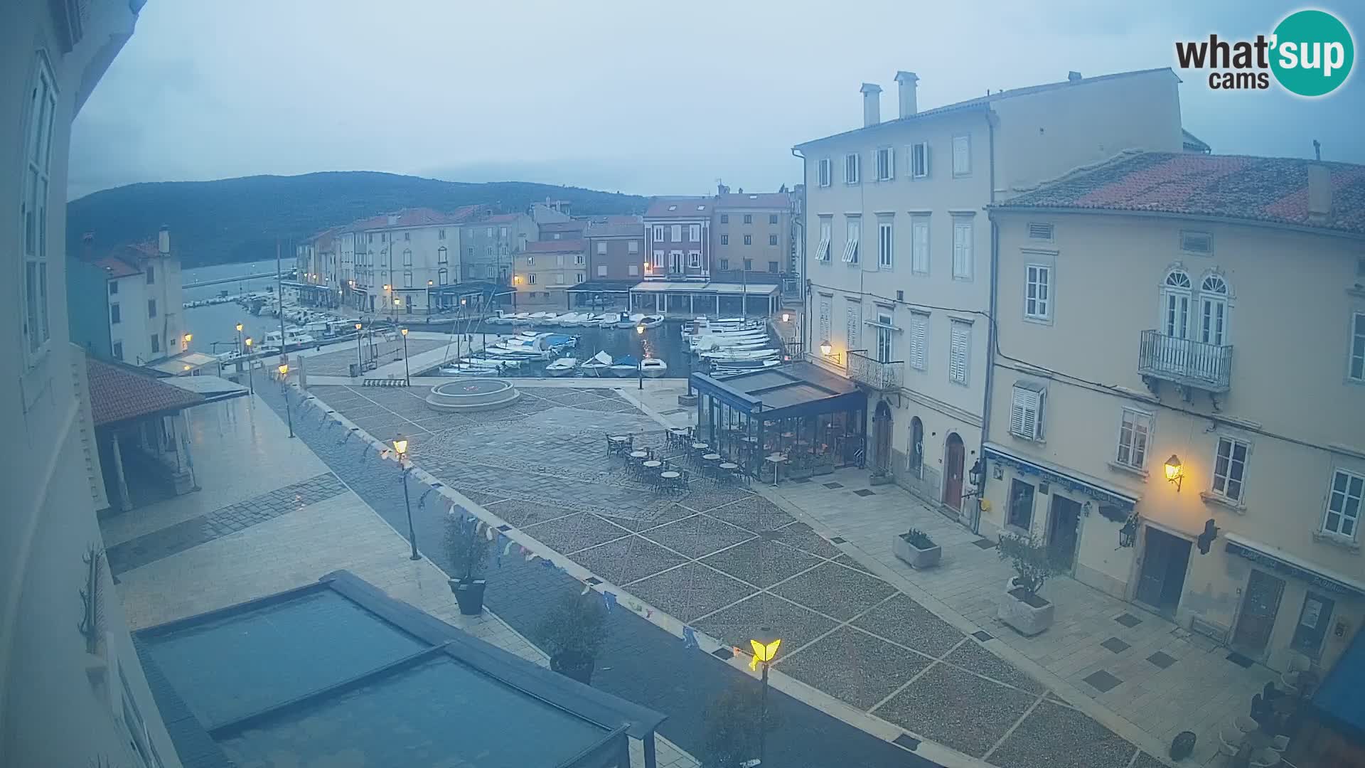 Web kamera Grad Cres – glavni trg i “mandrač” – otok Cres