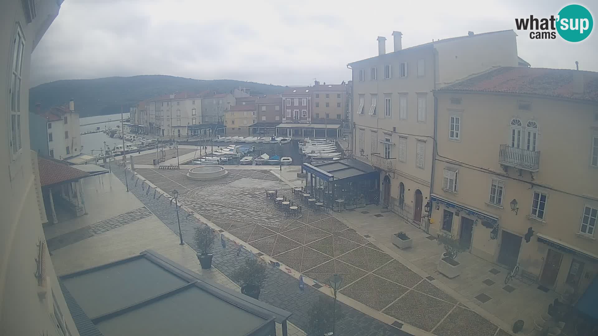 Cámara en vivo ciudad de Cres – plaza principal y “mandrač” – isla de Cres – Croacia