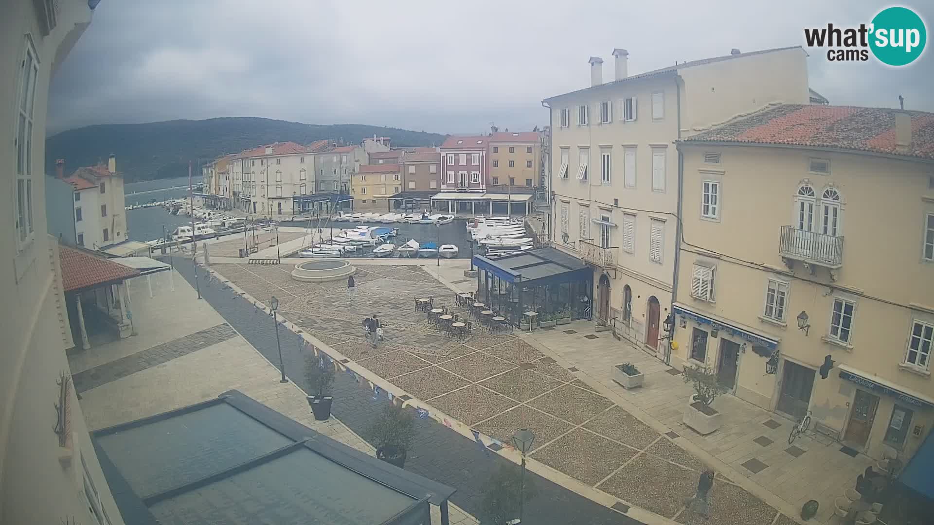 V ŽIVO spletna kamera Cres mesto – glavni trg in “mandrač” – otok Cres – Hrvaška