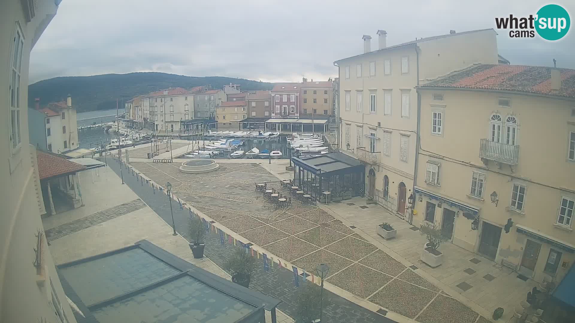 LIVE cam Cres city – place principale et “mandrač” – île de Cres – Croatie