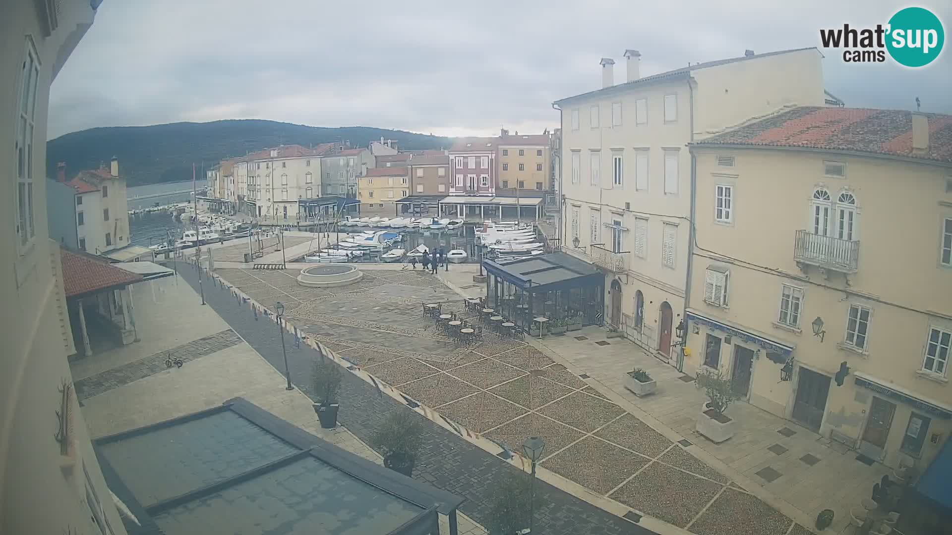 Kamera v ŽIVO Cres mesto – glavni trg in “mandrač” – otok Cres – Hrvaška