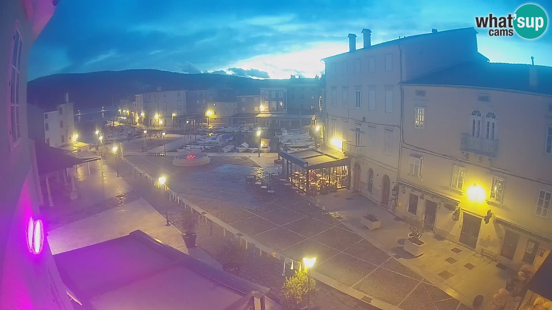 V ŽIVO spletna kamera Cres mesto – glavni trg in “mandrač” – otok Cres – Hrvaška