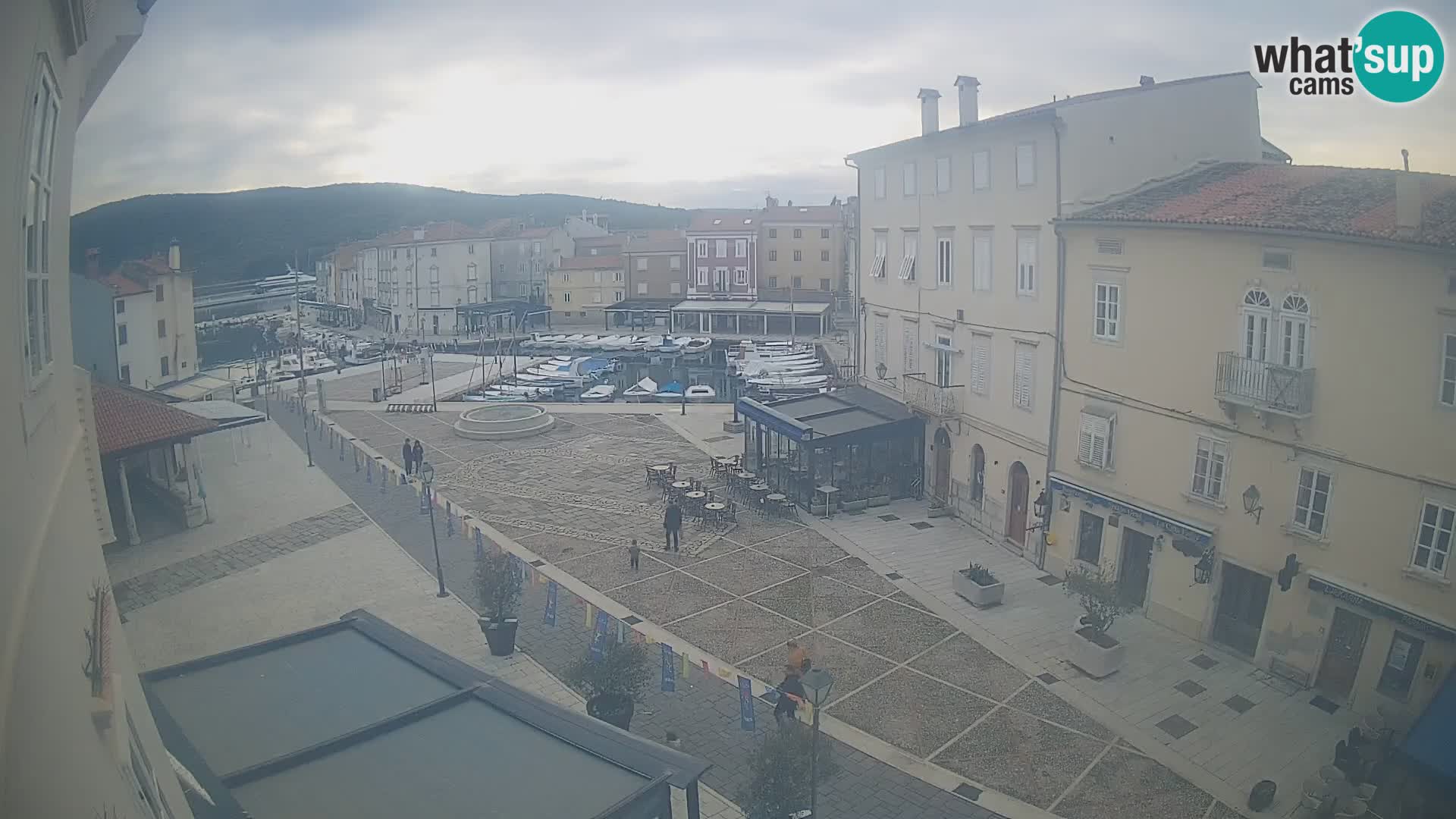 Cámara en vivo ciudad de Cres – plaza principal y “mandrač” – isla de Cres – Croacia