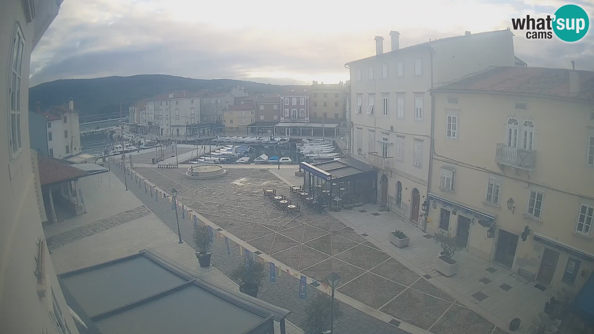 Cámara en vivo ciudad de Cres – plaza principal y “mandrač” – isla de Cres – Croacia