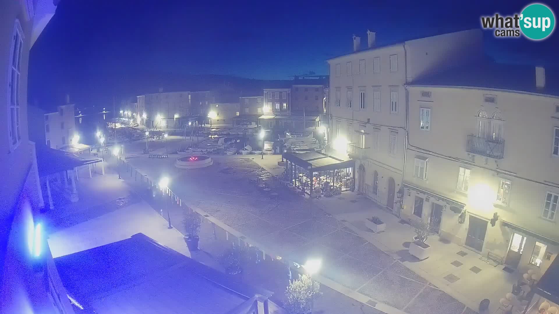 Cámara en vivo ciudad de Cres – plaza principal y “mandrač” – isla de Cres – Croacia