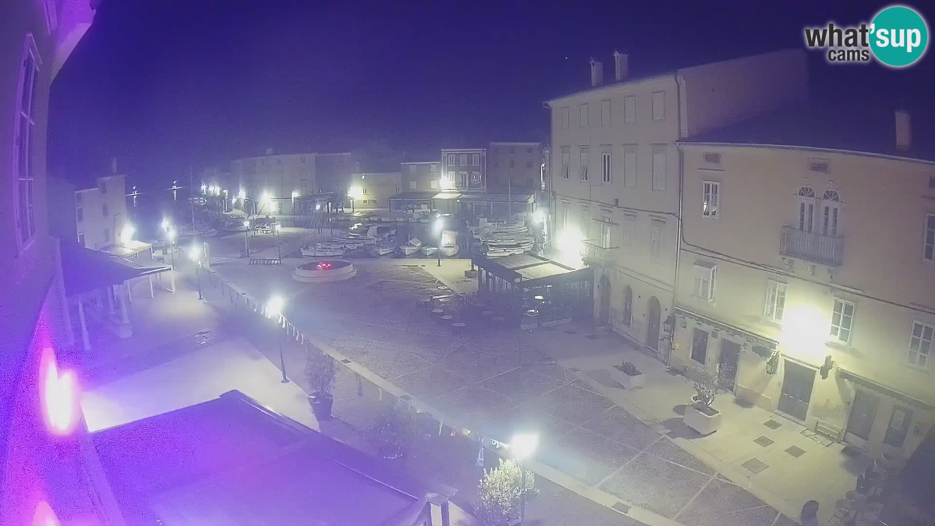 Web kamera Grad Cres – glavni trg i “mandrač” – otok Cres