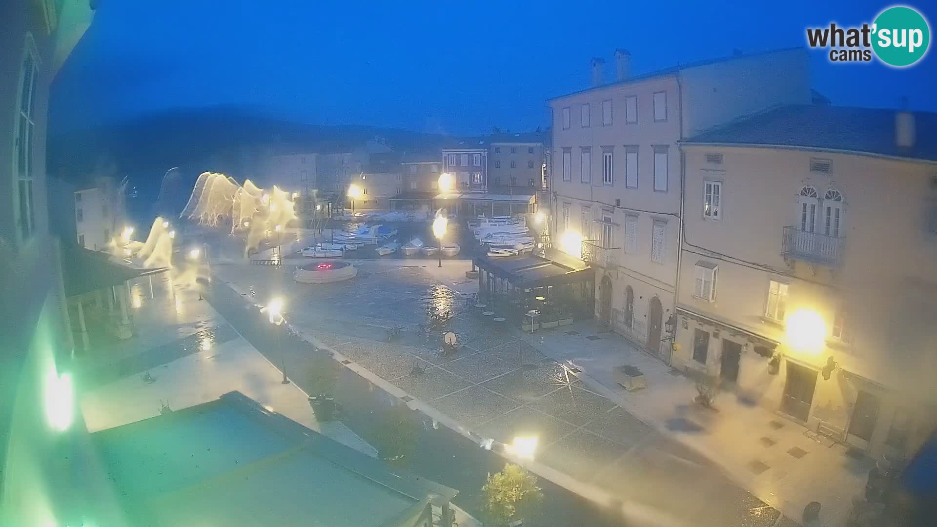 Web kamera Grad Cres – glavni trg i “mandrač” – otok Cres