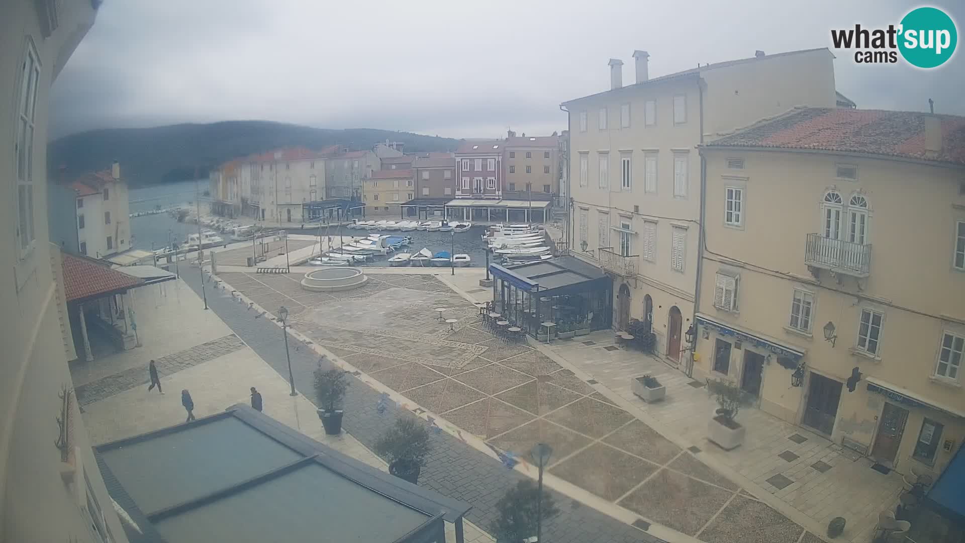 Kamera v ŽIVO Cres mesto – glavni trg in “mandrač” – otok Cres – Hrvaška