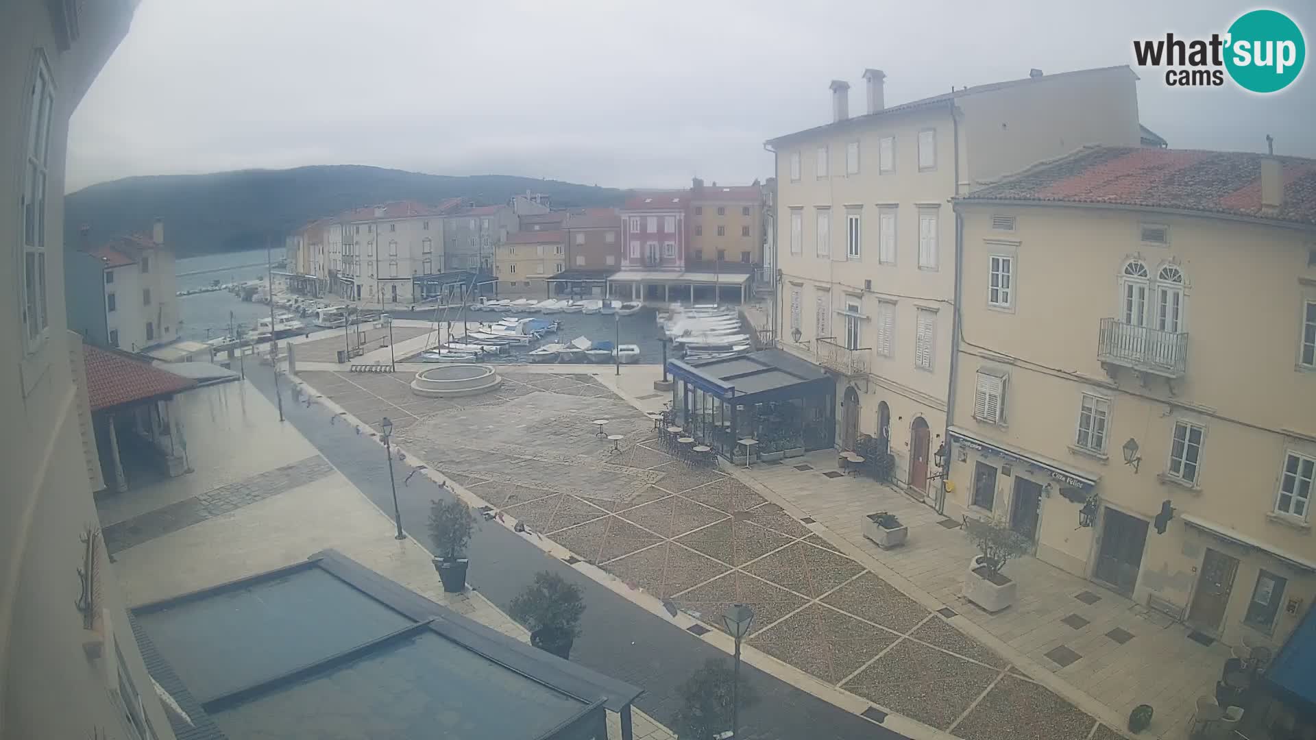 Web kamera Grad Cres – glavni trg i “mandrač” – otok Cres